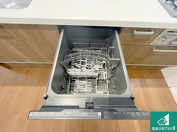 【食器洗い乾燥機】食事後の一仕事、食器洗いをボタン一つでお任せできちゃいます!場所を取らないビルトイン式なので、お料理スペースもしっかり確保!