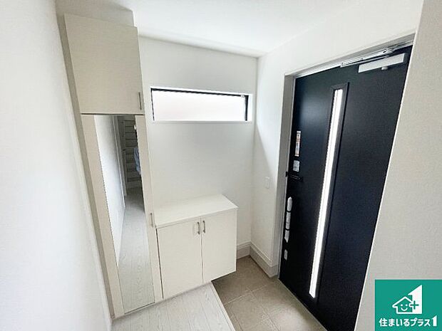 【玄関】シューズボックスにはたくさんの靴が収納できるので玄関周りはいつもスッキリ!ご家族が増えても安心!