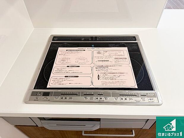 【コンロ】火を使わないので、安心なＩＨコンロ！でこぼこが無い構造なので、掃除もしやすく清潔に保てます！