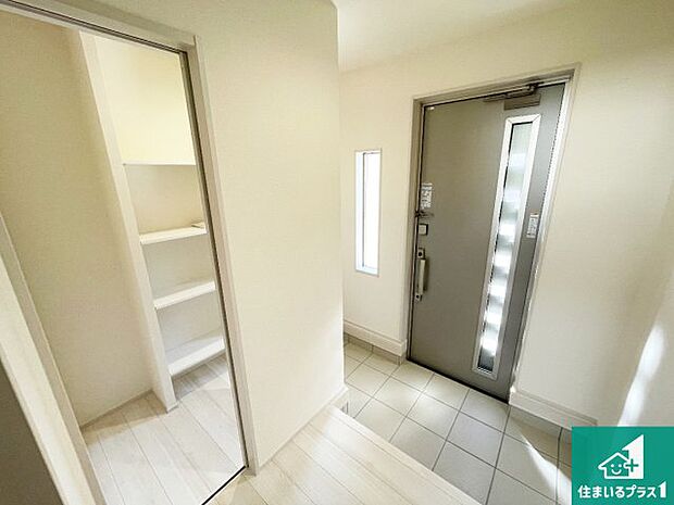 【玄関】シューズボックスにはたくさんの靴が収納できるので玄関周りはいつもスッキリ！ご家族が増えても安心！