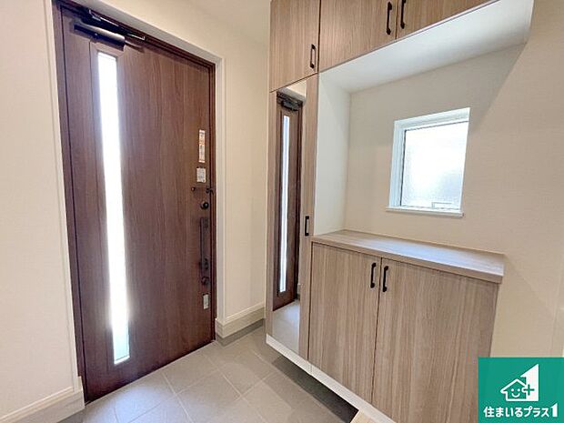 【玄関】シューズボックスにはたくさんの靴が収納できるので玄関周りはいつもスッキリ！ご家族が増えても安心！