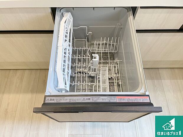【食器洗い乾燥機】食事後の一仕事、食器洗いをボタン一つでお任せできちゃいます！場所を取らないビルトイン式なので、お料理スペースもしっかり確保！ 