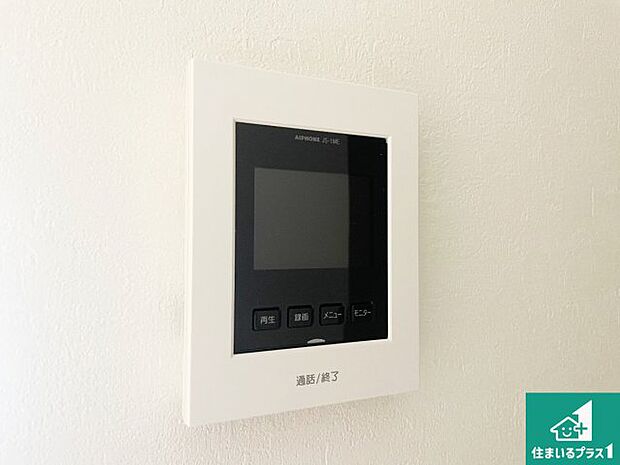 【カラーモニターインターホン】声だけでなく来訪者の姿や顔がモニターで確認できるので、小さなお子様がいらっしゃるご家庭でも安心できます!