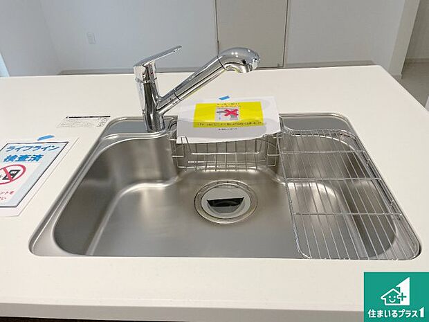 【キッチンシンク】蛇口の先端に浄水器を内蔵しています!原水と浄水、お湯と冷水、シャワーの切替えがワンタッチなので用途によって使い分けられます。