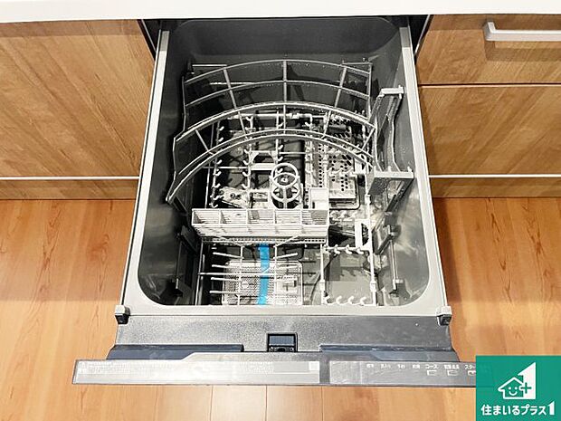 【食器洗い乾燥機】食事後の一仕事、食器洗いをボタン一つでお任せできちゃいます！場所を取らないビルトイン式なので、お料理スペースもしっかり確保！ 