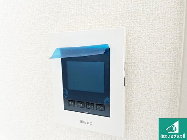 【カラーモニターインターホン】声だけでなく来訪者の姿や顔がモニターで確認できるので、小さなお子様がいらっしゃるご家庭でも安心できます!