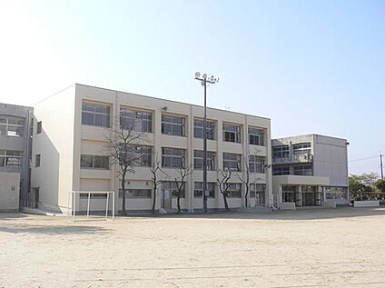 栗東市立治田西小学校 徒歩240m