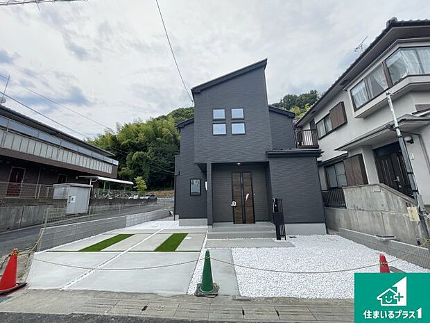 【外観】前面道路は車の通りも少なくて安心です。
