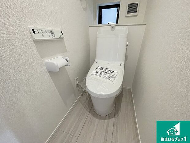 【トイレ】1・2階の2ヶ所にあるので、朝の忙しい時間の順番待ちもなく、深夜の利用にも大変便利です。