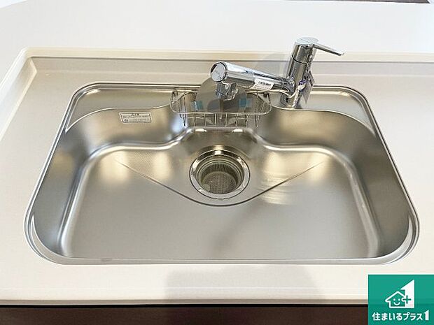 【キッチンシンク】蛇口の先端に浄水器を内蔵しています！原水と浄水、お湯と冷水、シャワーの切替えがワンタッチなので用途によって使い分けられます。
