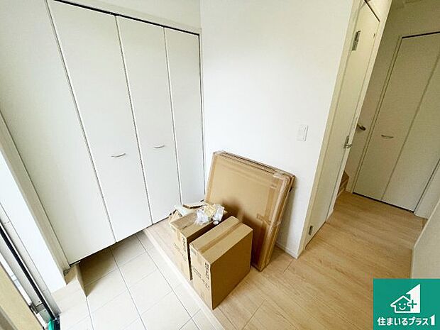 【玄関】シューズボックスにはたくさんの靴が収納できるので玄関周りはいつもスッキリ!ご家族が増えても安心!