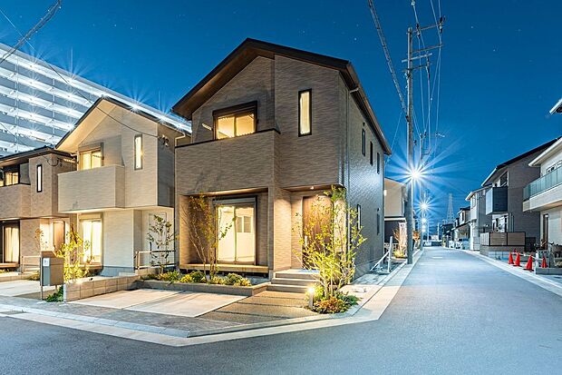 ■14号地外観　角地に立つ14号地は、ダークトーンで統一感のある外観です。均整の取れたシルエットと、落ち着いた色合いがシックな印象の外観となっています。