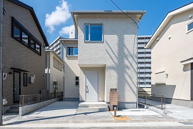【外観】■13号地外観　「ZEH基準をクリア」しており断熱性能を備えているため、夏は涼しく、冬は暖かい快適な暮らしが叶います。太陽光発電で電気代の節約もできます。