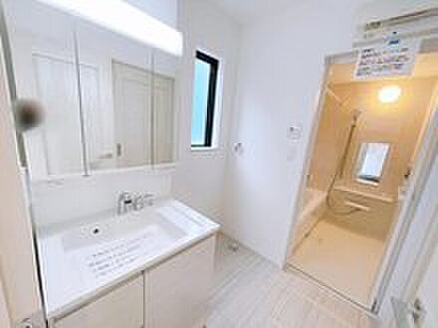 【洗面所】オシャレなママはお化粧品もたくさん。収納に困らないよう、三面鏡裏には豊富な収納スぺースがございます。増えがちな小物、ご家族みなさまの洗面用具などもすっきりと片付きます。