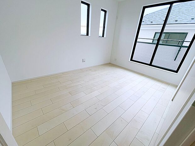 【リビング以外の居室】大きなベットや家具も置ける十分なスペースがあります。趣味の部屋としても書斎としても活躍してくれそう♪木の温もりがやさしいフローリングは安らぎをもたらすプライベート空間。