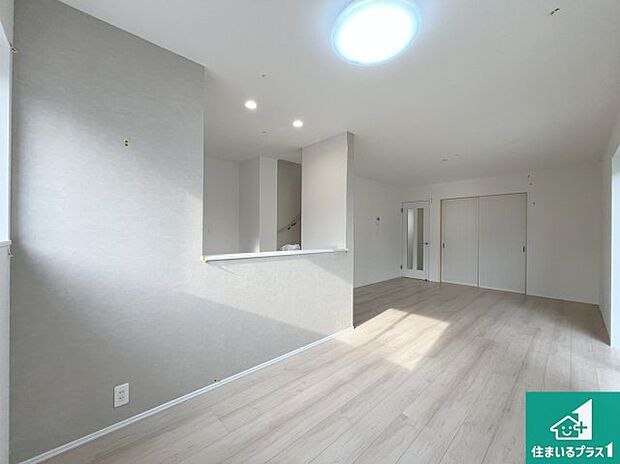 シンプルなリビングは、観葉植物等のインテリアを楽しめますね!パパ好みにも、ママ好みにも家具次第で雰囲気を変えることができます!