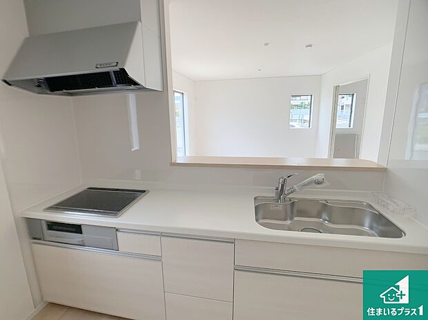 リビングと統一感があり、使い勝手のいいキッチン。広々としているので、二人並んで作業が出来ちゃいます。お子様と一緒に色々なお料理に挑戦できるスペースがあります。