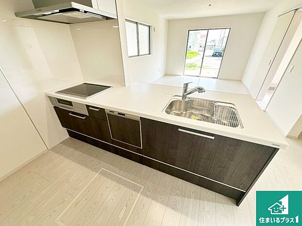 リビングと統一感があり、使い勝手のいいキッチン。広々としているので、二人並んで作業が出来ちゃいます。お子様と一緒に色々なお料理に挑戦できるスペースがあります。