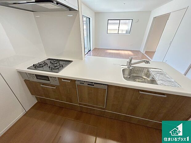 明るいリビングで朝の目覚めもスッキリできそう!対面キッチンでご家族のコミュニケーションも自然と増える設計!小さなお子様が遊ぶスペースを作っても広々とくつろげるLDK!