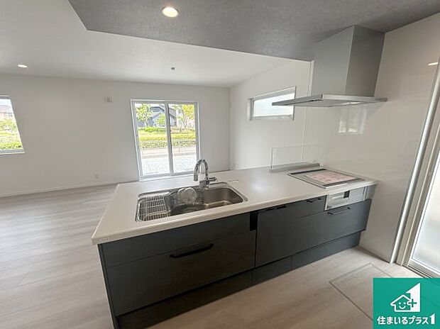 リビングと統一感があり、使い勝手のいいキッチン。広々としているので、二人並んで作業が出来ちゃいます。お子様と一緒に色々なお料理に挑戦できるスペースがあります。