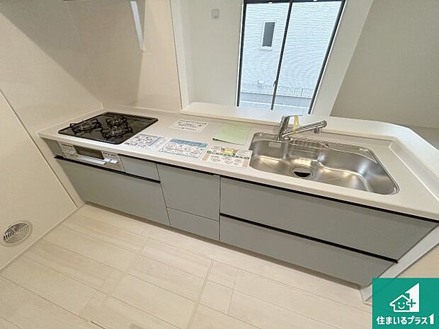 明るいリビングで朝の目覚めもスッキリできそう！対面キッチンでご家族のコミュニケーションも自然と増える設計！小さなお子様が遊ぶスペースを作っても広々とくつろげるLDK！