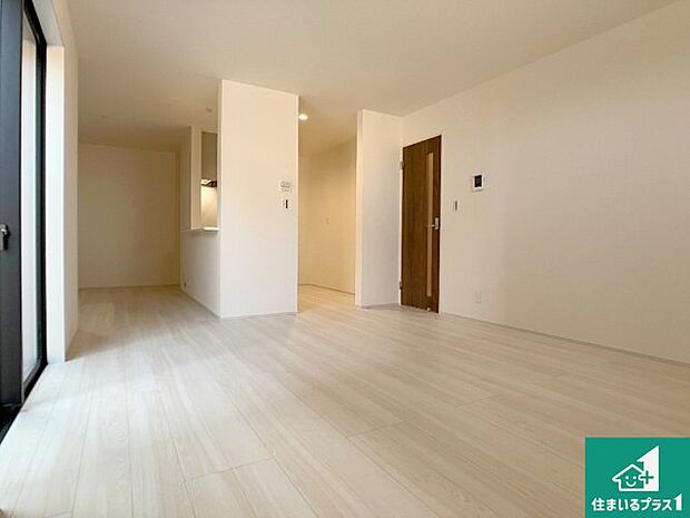 日当たり良好の明るいリビングで朝の目覚めもスッキリできそう!対面キッチンでご家族のコミュニケーションも自然と増える設計!小さなお子様が遊ぶスペースを作っても広々とくつろげるLDK!