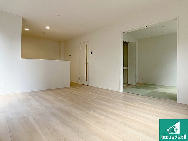 シンプルなリビングは、観葉植物等のインテリアを楽しめますね!パパ好みにも、ママ好みにも家具次第で雰囲気を変えることができます!