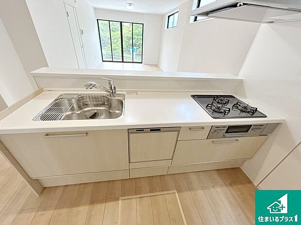 リビングと統一感があり、使い勝手のいいキッチン。広々としているので、二人並んで作業が出来ちゃいます。お子様と一緒に色々なお料理に挑戦できるスペースがあります。