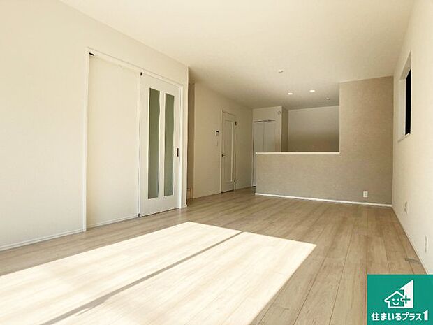 シンプルなリビングは、観葉植物等のインテリアを楽しめますね!パパ好みにも、ママ好みにも家具次第で雰囲気を変えることができます!