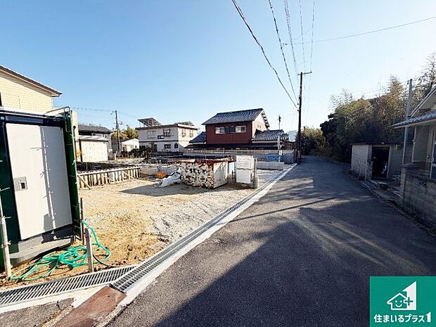 周辺は落ち着いた街並みの住宅地！子育てがしやすい住環境です！まだ未完成ですが、現地でしかわからない事もございます。是非一度ご覧ください。