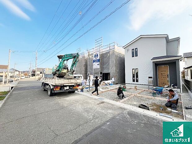 周辺は落ち着いた街並みの住宅地！子育てがしやすい住環境です！まだ未完成ですが、現地でしかわからない事もございます。是非一度ご覧ください。