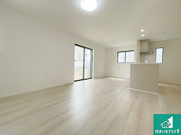 シンプルなリビングは、観葉植物等のインテリアを楽しめますね！パパ好みにも、ママ好みにも家具次第で雰囲気を変えることができます！