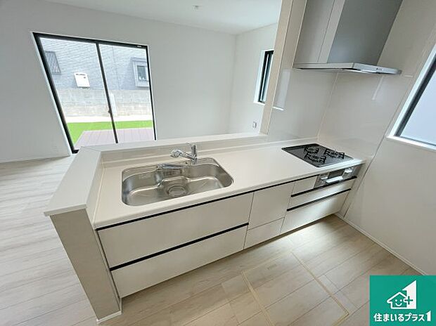 リビングと統一感があり、使い勝手のいいキッチン。広々としているので、二人並んで作業が出来ちゃいます。お子様と一緒に色々なお料理に挑戦できるスペースがあります。