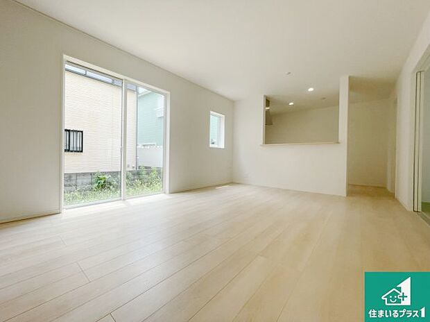 シンプルなリビングは、観葉植物等のインテリアを楽しめますね！パパ好みにも、ママ好みにも家具次第で雰囲気を変えることができます！