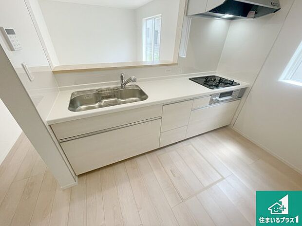 リビングと統一感があり、使い勝手のいいキッチン。広々としているので、二人並んで作業が出来ちゃいます。お子様と一緒に色々なお料理に挑戦できるスペースがあります。