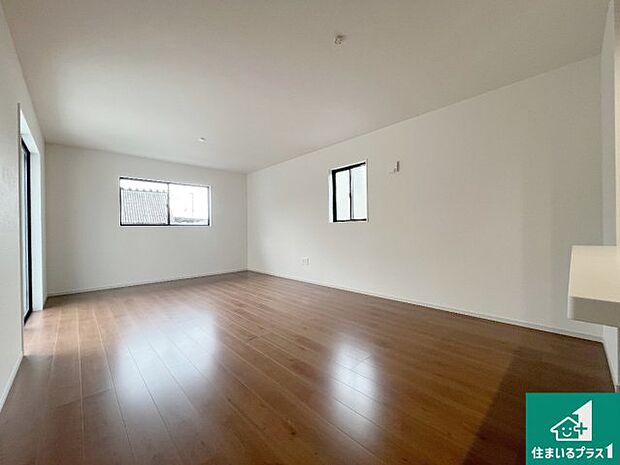 明るいリビングで朝の目覚めもスッキリできそう！対面キッチンでご家族のコミュニケーションも自然と増える設計！小さなお子様が遊ぶスペースを作っても広々とくつろげるLDK！