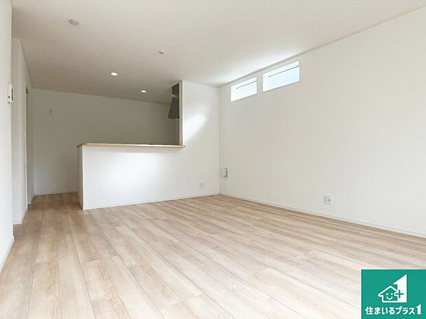 日当たり良好の明るいリビングで朝の目覚めもスッキリできそう！対面キッチンでご家族のコミュニケーションも自然と増える設計！小さなお子様が遊ぶスペースを作っても広々とくつろげるLDK！