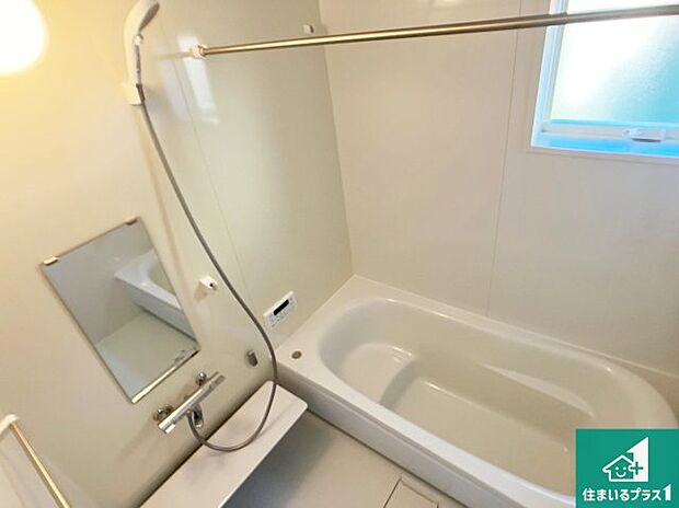 足をゆったり伸ばして寛げる浴槽です。窓が設けられていますので差し込む光が明るく穏やかな雰囲気にしてくれます♪浴室乾燥機も設置しているので、雨の日の洗濯物も安心です♪