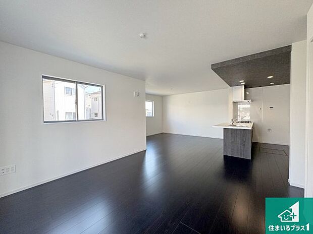 日当たり良好の明るいリビングで朝の目覚めもスッキリできそう！対面キッチンでご家族のコミュニケーションも自然と増える設計！小さなお子様が遊ぶスペースを作っても広々とくつろげるLDK！