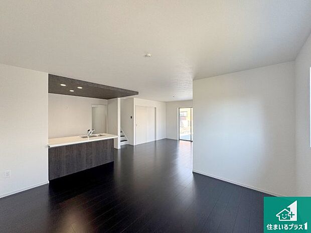 明るいリビングで朝の目覚めもスッキリできそう！対面キッチンでご家族のコミュニケーションも自然と増える設計！小さなお子様が遊ぶスペースを作っても広々とくつろげるLDK！