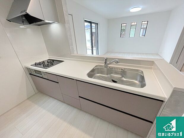 子供を見守りながらお料理が出来るため家族のコミュニケーションか増えます♪スペースが広く確保されている為お子様が大きくなったときは一緒に料理を楽しめます♪