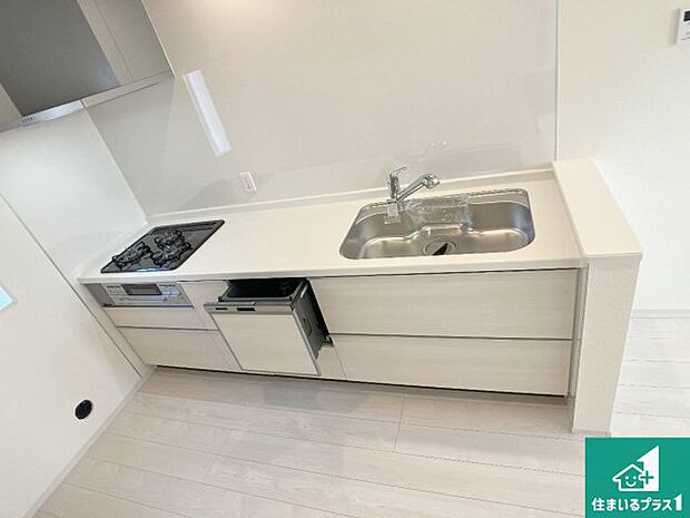 リビングと統一感があり、使い勝手のいいキッチン。広々としているので、二人並んで作業が出来ちゃいます。お子様と一緒に色々なお料理に挑戦できるスペースがあります。