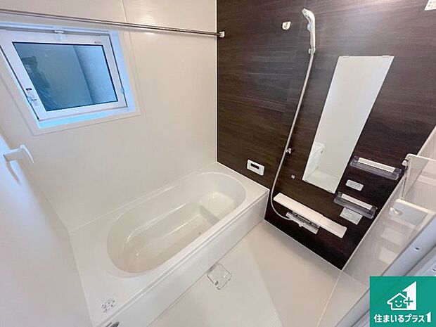 足をゆったり伸ばして寛げる浴槽です。窓が設けられていますので差し込む光が明るく穏やかな雰囲気にしてくれます♪浴室乾燥機も設置しているので、雨の日の洗濯物も安心です♪