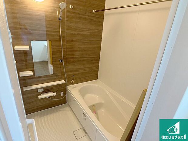 ゆったりと足を伸ばせる浴室は一日の疲れを癒してくれる大切な空間です。浴室乾燥機も設置しているので、雨の日の洗濯物も安心です♪