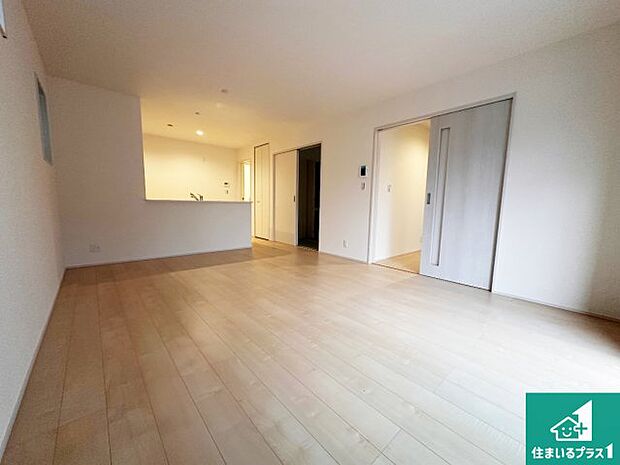 シンプルなリビングは、観葉植物等のインテリアを楽しめますね！パパ好みにも、ママ好みにも家具次第で雰囲気を変えることができます！