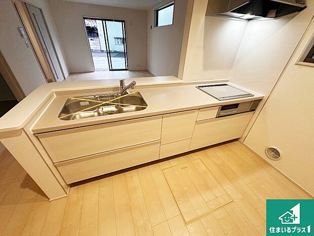 リビングと統一感があり、使い勝手のいいキッチン。広々としているので、二人並んで作業が出来ちゃいます。お子様と一緒に色々なお料理に挑戦できるスペースがあります。