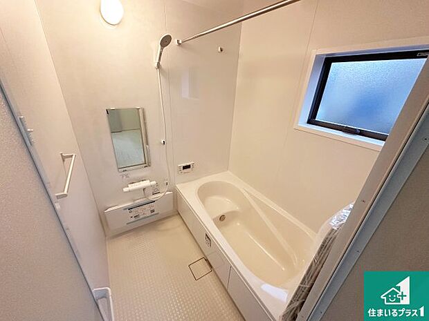 足をゆったり伸ばして寛げる浴槽です。窓が設けられていますので差し込む光が明るく穏やかな雰囲気にしてくれます♪浴室乾燥機も設置しているので、雨の日の洗濯物も安心です♪