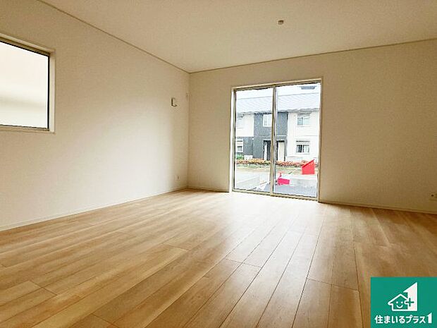 明るいリビングで朝の目覚めもスッキリできそう！対面キッチンでご家族のコミュニケーションも自然と増える設計！小さなお子様が遊ぶスペースを作っても広々とくつろげるLDK！