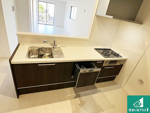 明るいリビングで朝の目覚めもスッキリできそう！対面キッチンでご家族のコミュニケーションも自然と増える設計！小さなお子様が遊ぶスペースを作っても広々とくつろげるLDK！