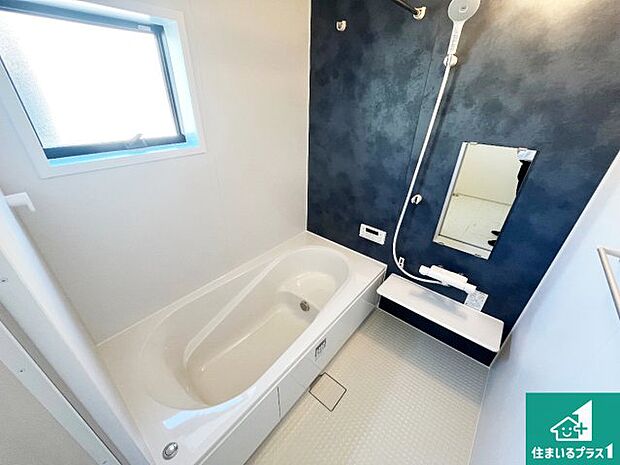 足をゆったり伸ばして寛げる浴槽です。窓が設けられていますので差し込む光が明るく穏やかな雰囲気にしてくれます♪浴室乾燥機も設置しているので、雨の日の洗濯物も安心です♪